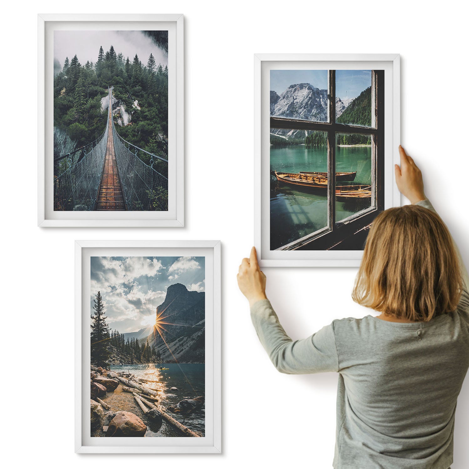 Galeria ścienna 3-częściowy komplet obrazów w białych ramach - Most w lesie jezioro z łodziami widok górski - ArtPrintCave