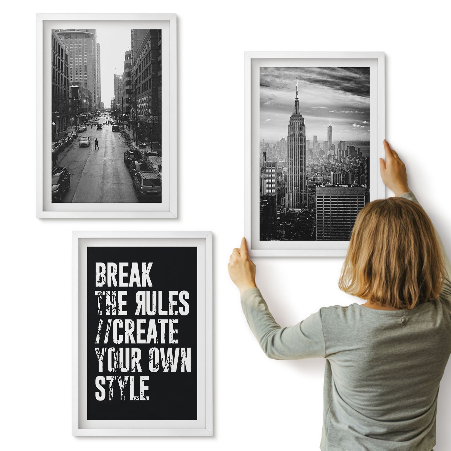 Galeria ścienna 3-częściowy komplet obrazów w białych ramach - Ulice miasta w czerni i bieli z inspirującym napisem - ArtPrintCave