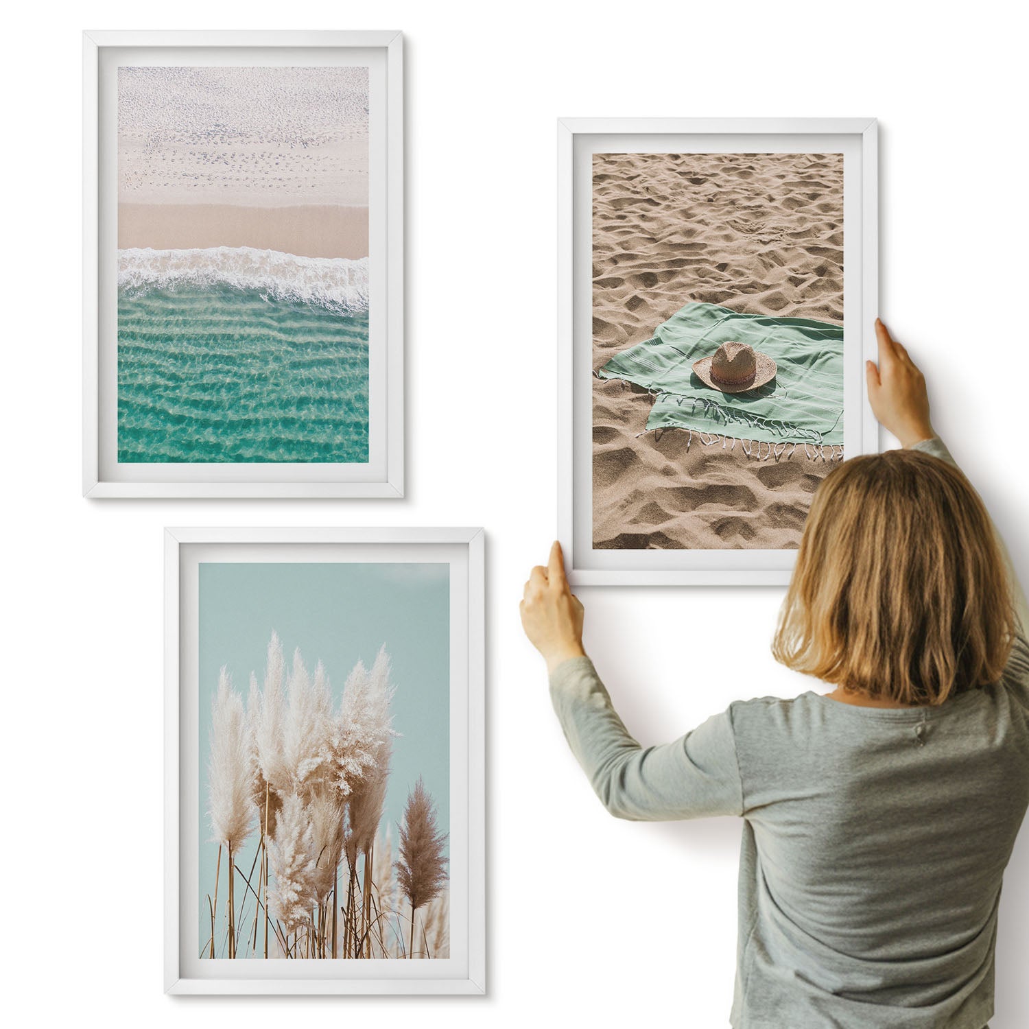 Galeria ścienna 3-częściowy komplet obrazów w białych ramach - Plaża fale trawa kapelusz piasek relaks natura - ArtPrintCave