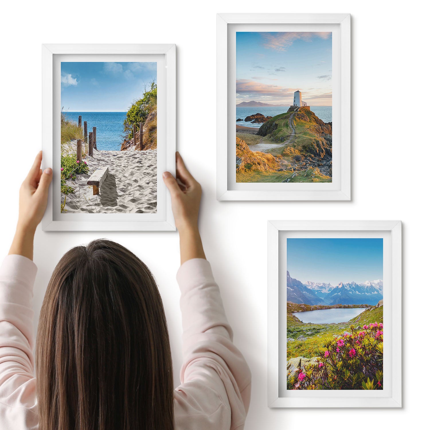Galeria ścienna 3-częściowy komplet obrazów w białych ramach - Widok plaży latarni morskiej gór i kwiatów - ArtPrintCave