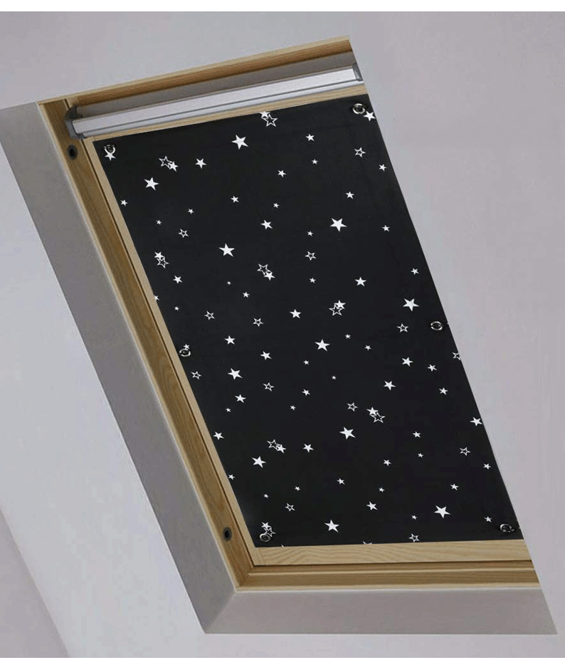 Ta roleta zaciemniająca ma wymiary 96 x 93 cm i jest wyposażona w 7 przyssawek. Zapewnia izolację termiczną i blokuje światło, czarna gwiazda.