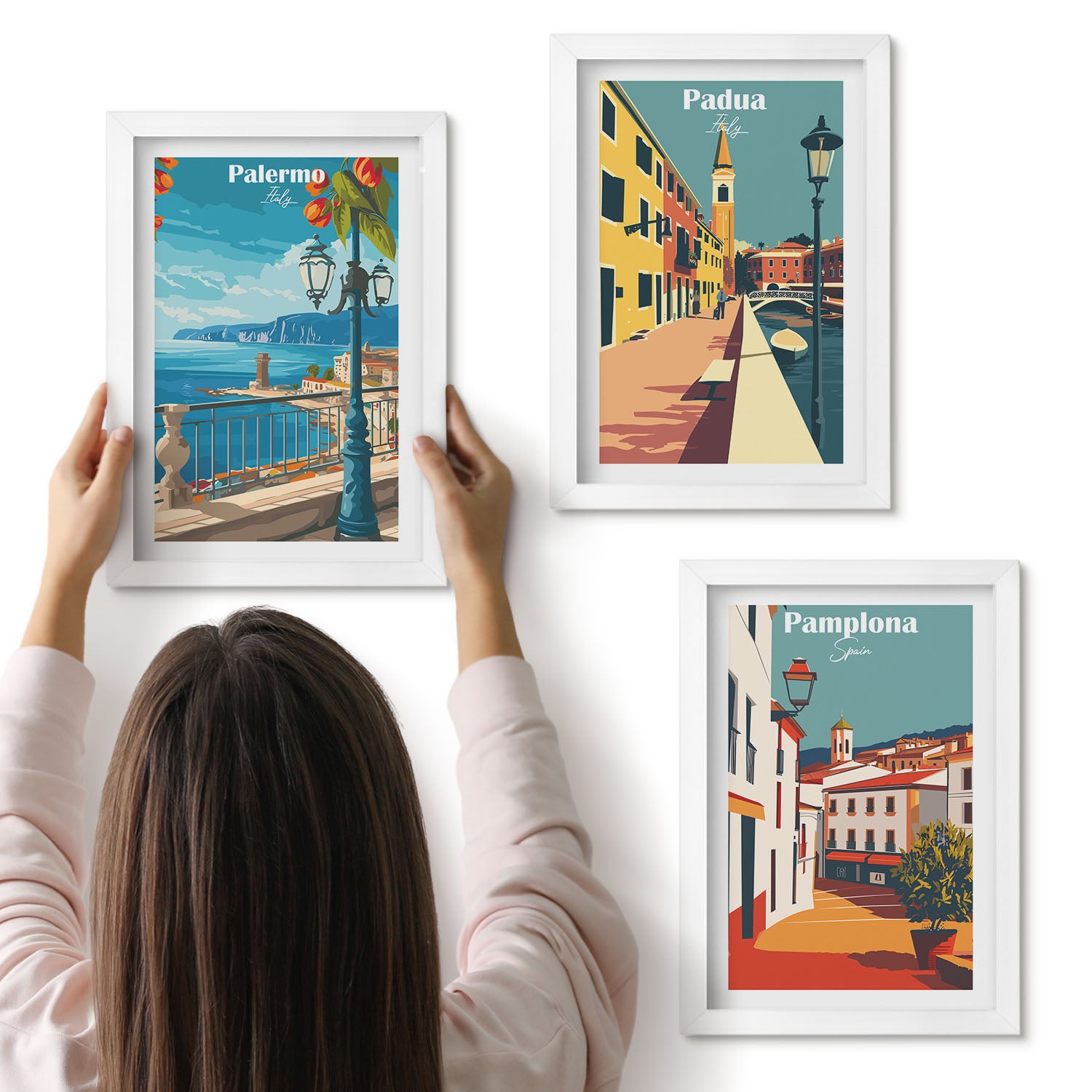 Galeria ścienna 3-częściowy komplet obrazów w białych ramach - Popularne miasta w retro ilustracyjnym stylu - ArtPrintCave