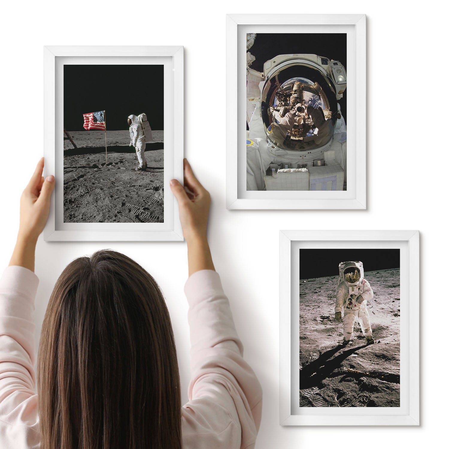 Galeria ścienna 3-częściowy komplet obrazów w białych ramach - Lądowanie astronautów na Księżycu zdjęcia - ArtPrintCave