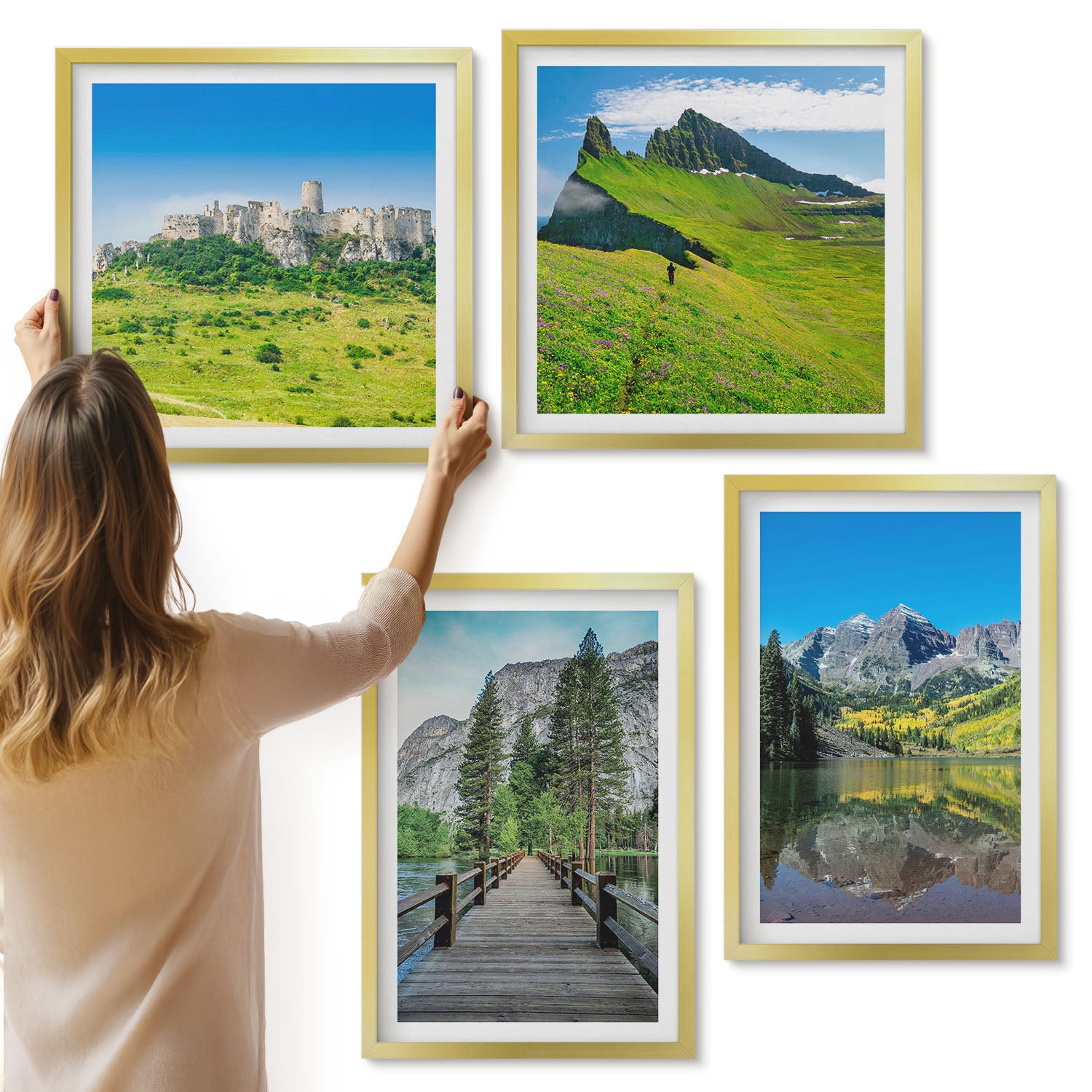 Galeria ścienna 4-częściowy komplet obrazów w złotych ramach - Zielone wzgórza z zamkiem i górskimi krajobrazami - ArtPrintCave