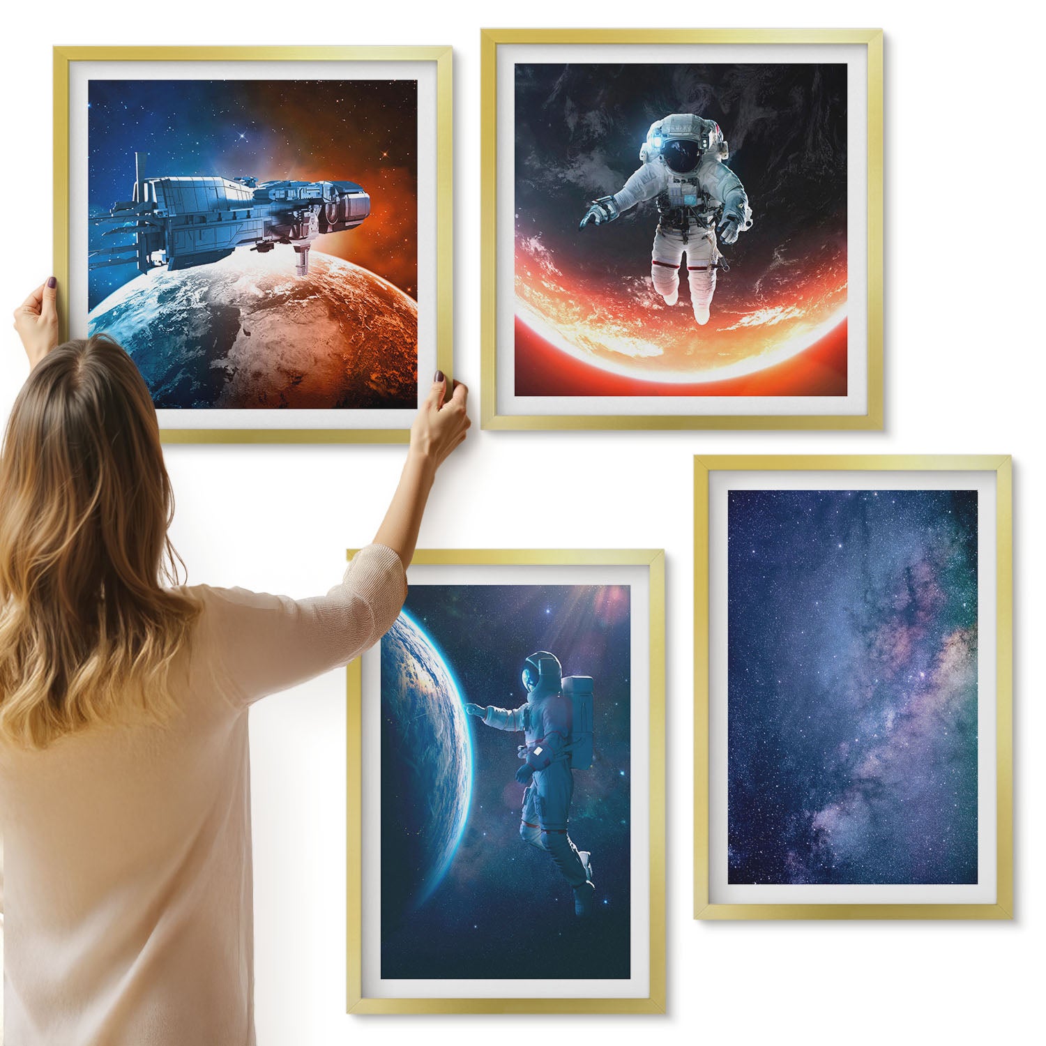 Galeria ścienna 4-częściowy komplet obrazów w złotych ramach - Widoki z kosmosu astronauci w gwiazdach - ArtPrintCave