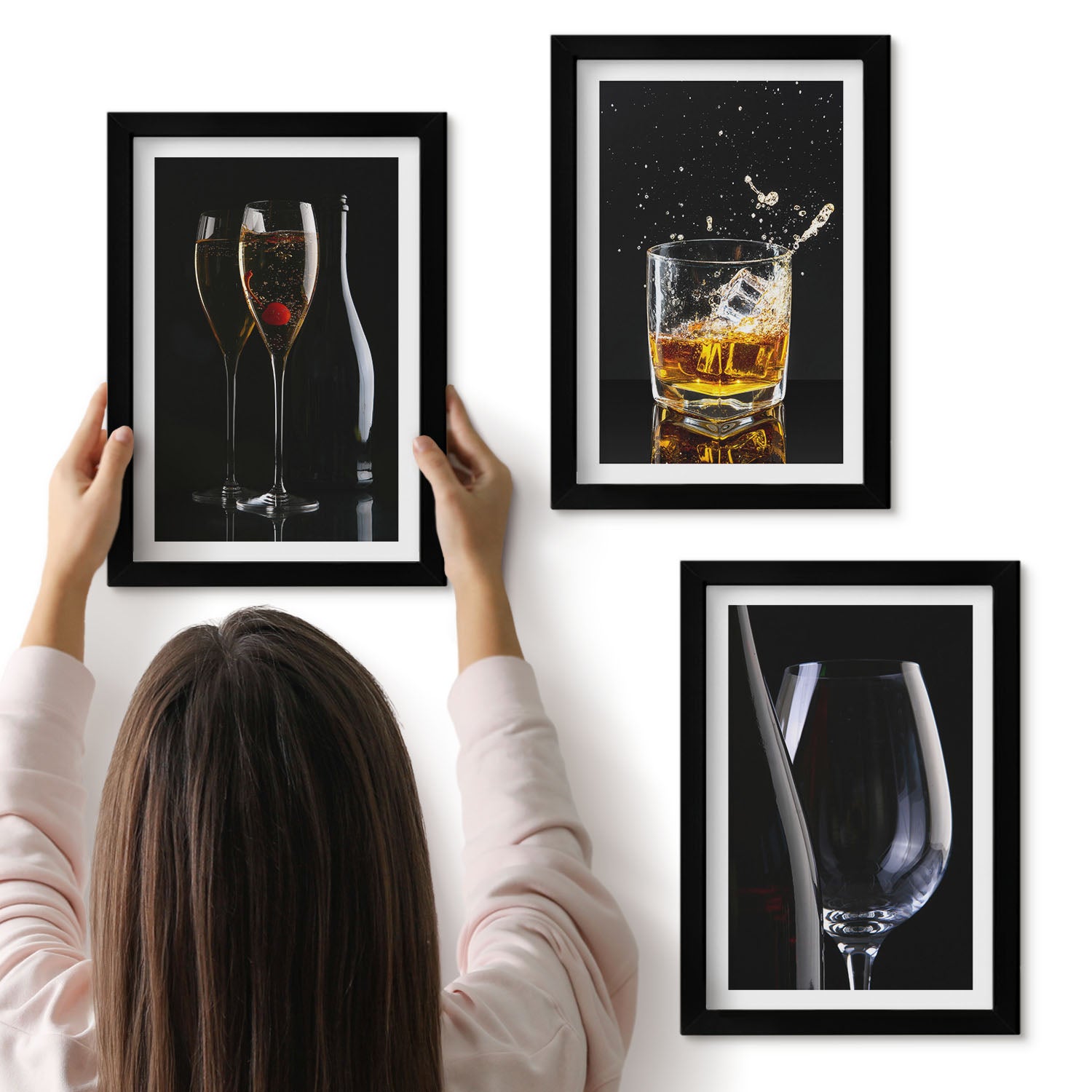 Galeria ścienna 3-częściowy komplet obrazów w czarnych ramach - Kieliszki z winem i whisky na czarnym tle - ArtPrintCave