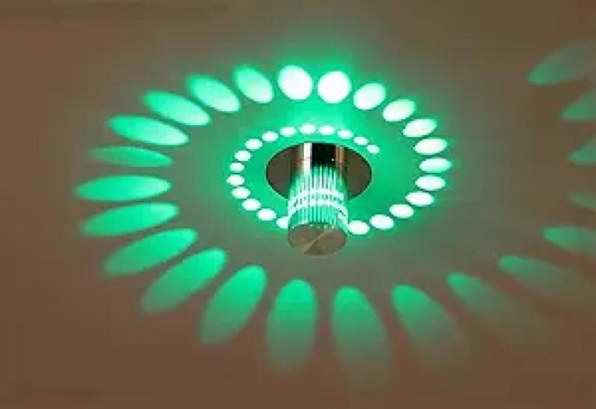 Kinkiet LED o mocy 3 W w obudowie aluminiowej – tworzy nowoczesną atmosferę w korytarzach i jadalniach – zielone światło.
