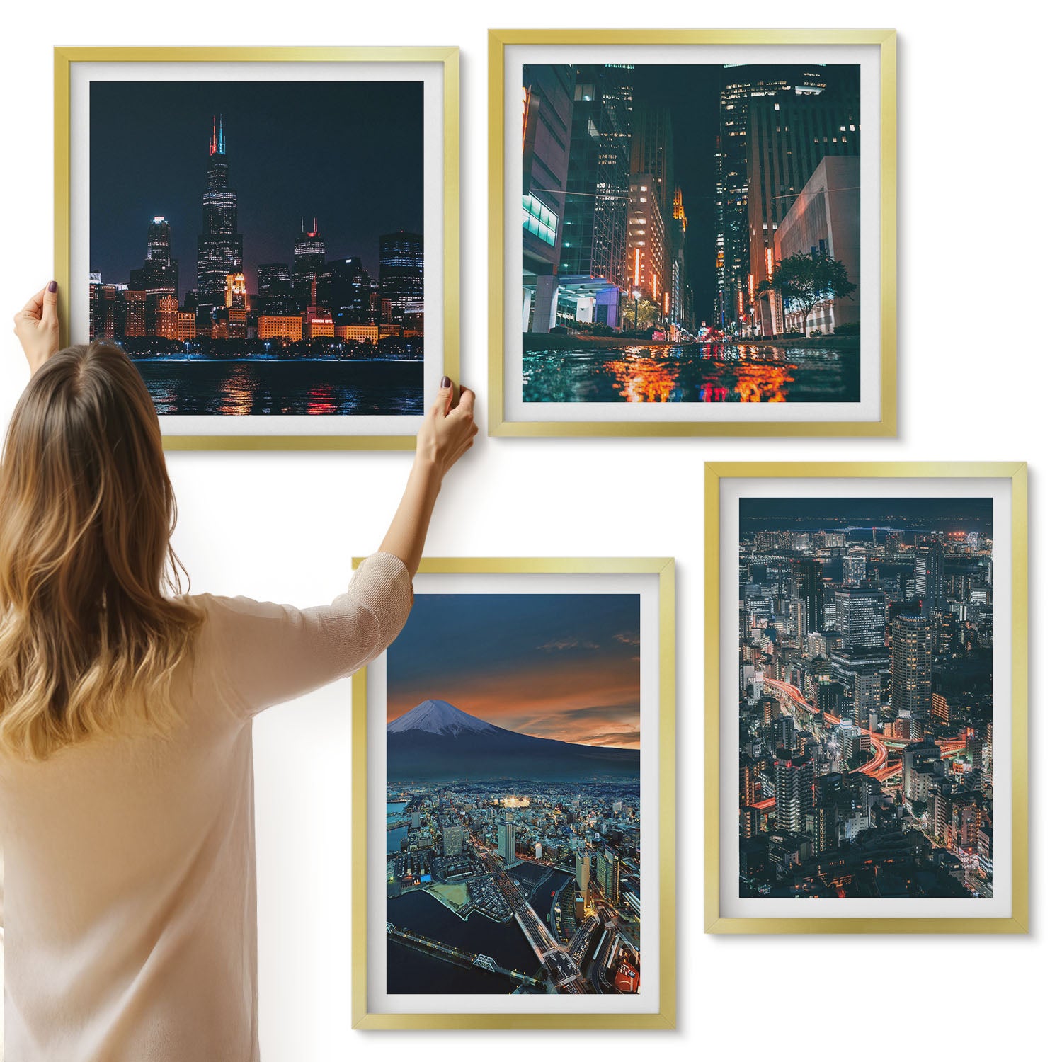 Galeria ścienna 4-częściowy komplet obrazów w złotych ramach - Widok górski miasta w nocy z wieżowcami - ArtPrintCave