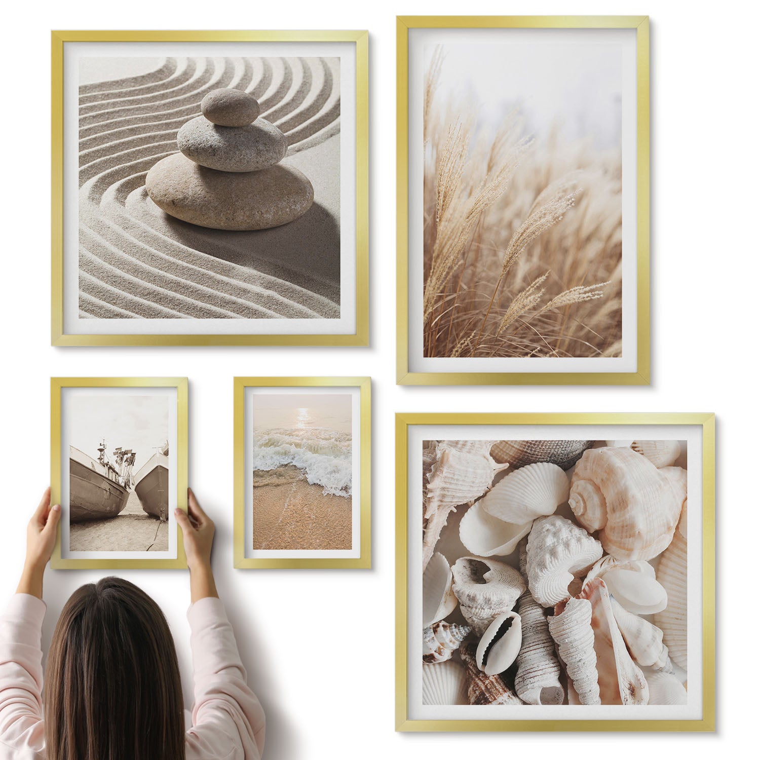 Galeria ścienna 5-częściowy komplet obrazów w złotych ramach - Nadmorskie inspiracje z muszlami i plażowym piaskiem - ArtPrintCave