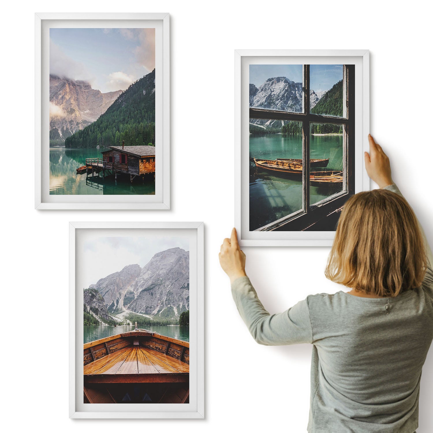Galeria ścienna 3-częściowy komplet obrazów w białych ramach - Górskie jezioro z łodzią i drewnianymi domkami - ArtPrintCave