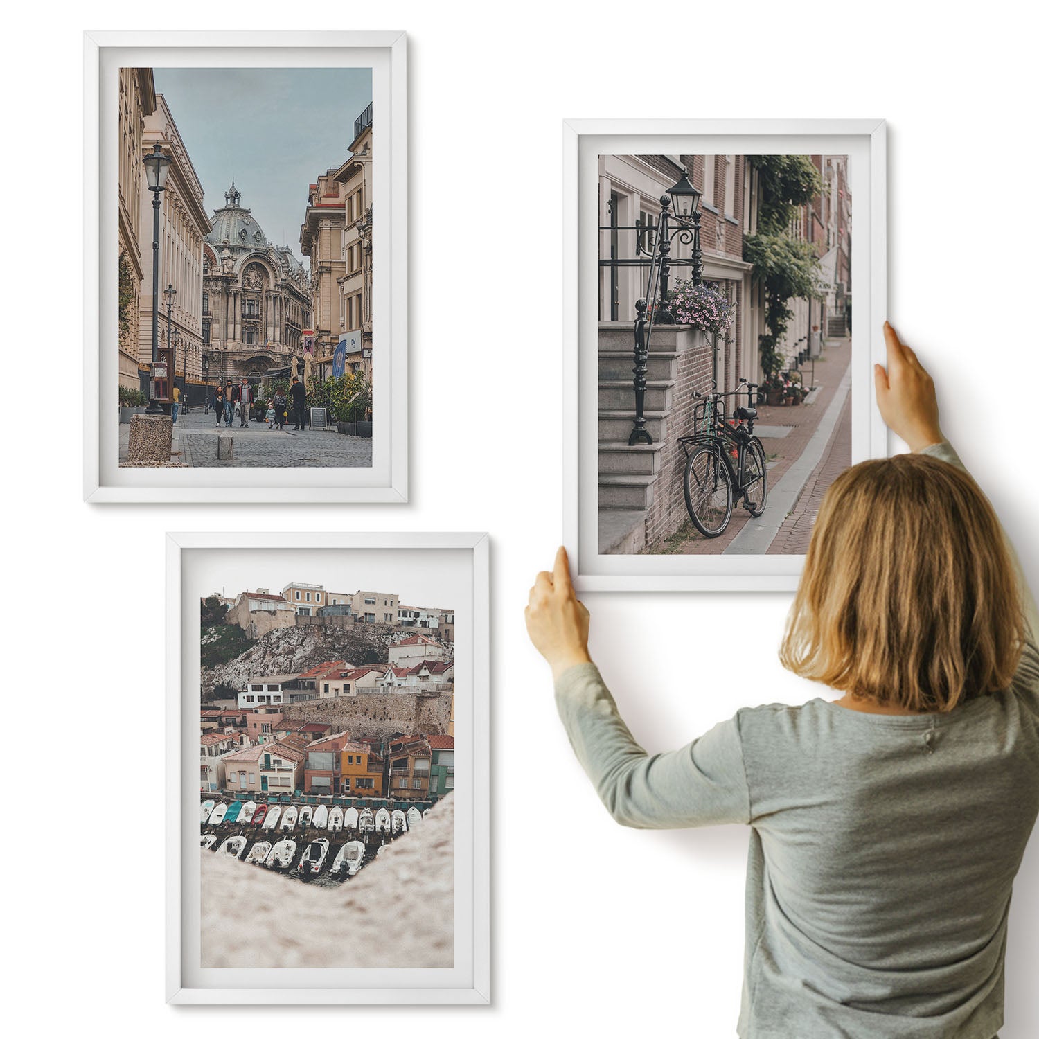 Galeria ścienna 3-częściowy komplet obrazów w białych ramach - Urokliwe uliczki miast z widokiem na porty i budynki - ArtPrintCave