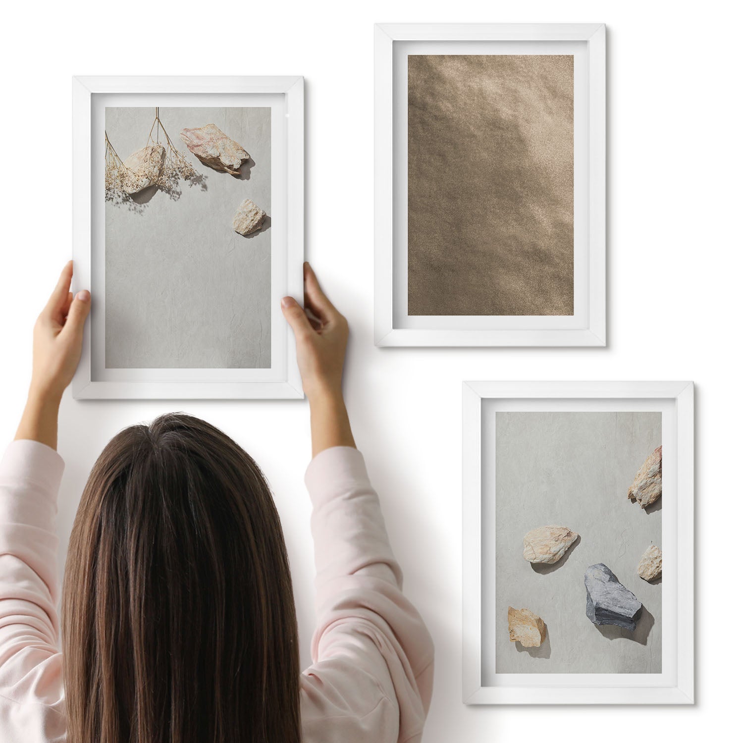 Galeria ścienna 3-częściowy komplet obrazów w białych ramach - Kamienie na plaży naturalne struktury - ArtPrintCave