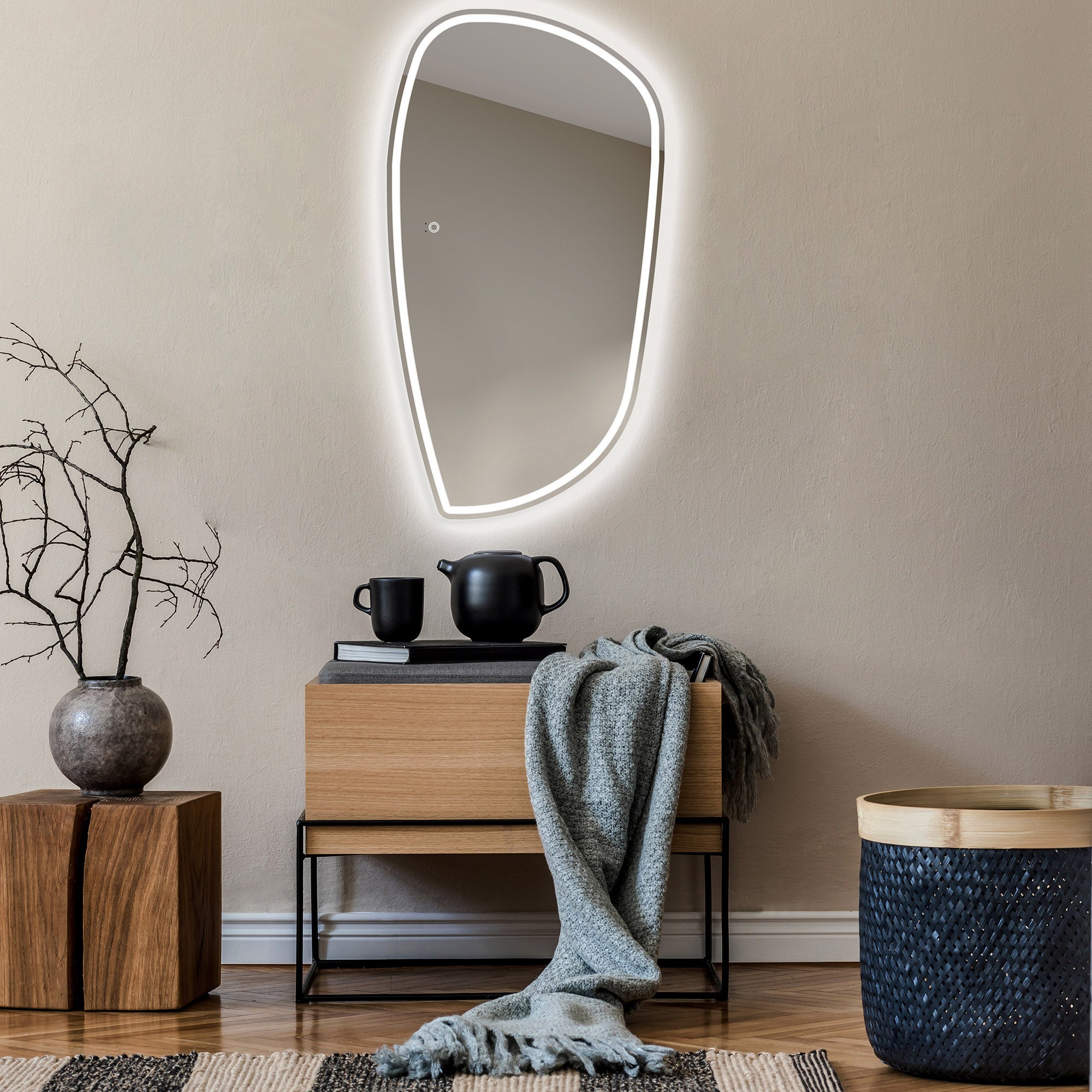 Asymetryczne lustro z oświetleniem LED Łazienka (74x134cm) Jasne lustro z oświetleniem | Chłodna biel 7000K
