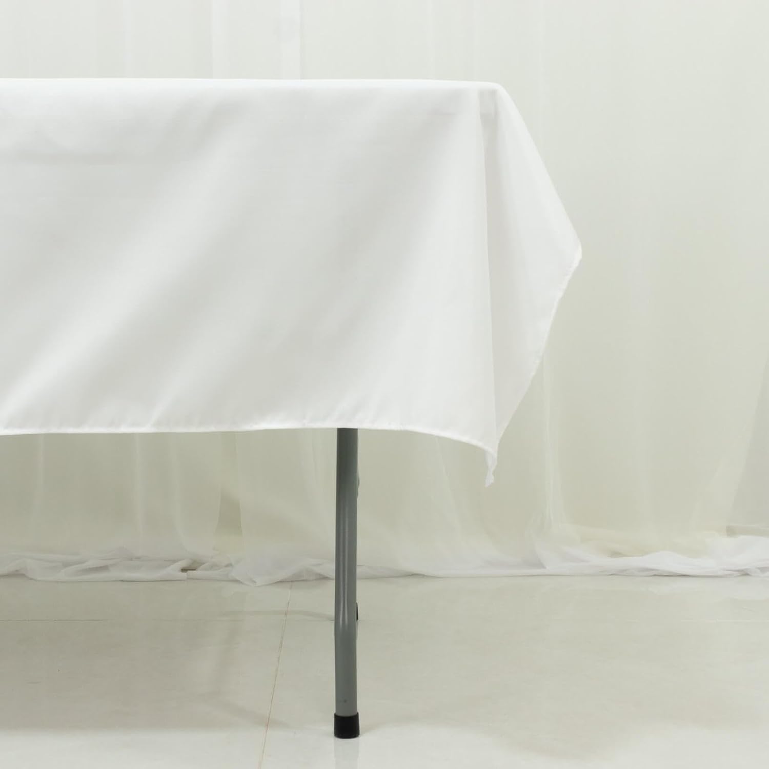Biały, prostokątny obrus z poliestru (147 cm x 259 cm) – odporny na zagniecenia i trwały – idealny na imprezy i wydarzenia