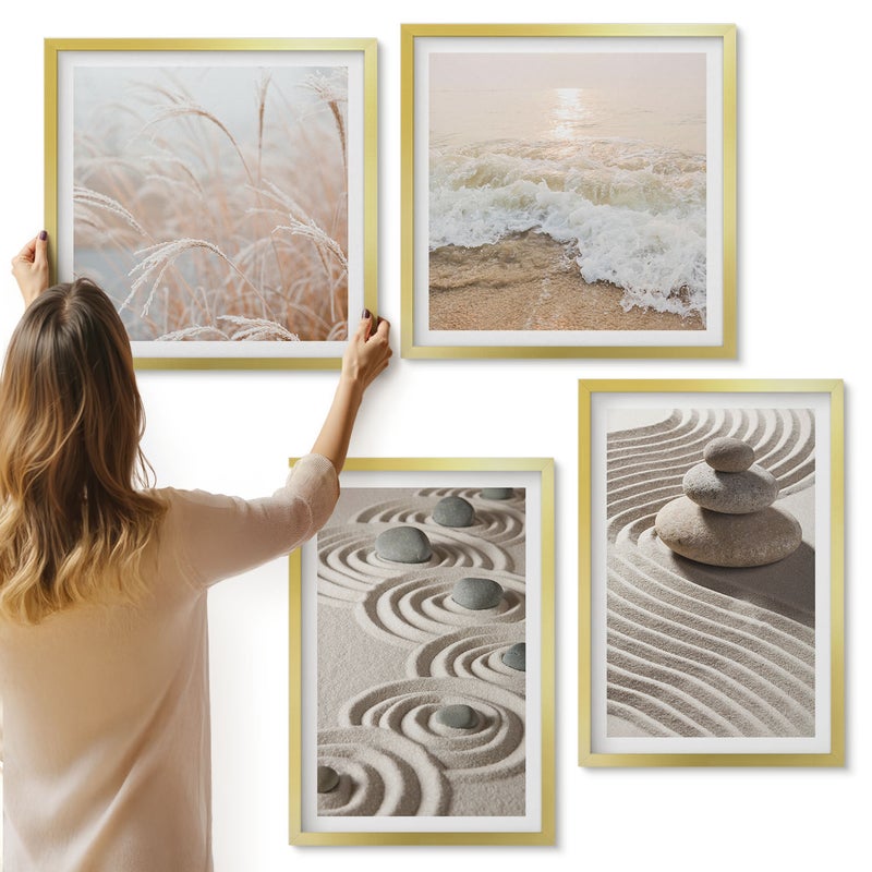 Galeria ścienna 4-częściowy komplet obrazów w złotych ramach - Spokojne fale piasku i wody z kamieniami na plaży - ArtPrintCave
