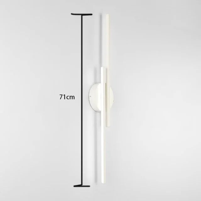 Lampa o równoległych liniach sprawdzi się w sypialniach, salonach, hotelach, na klatkach schodowych i korytarzach (długość 71 cm, kolor biały, oświet