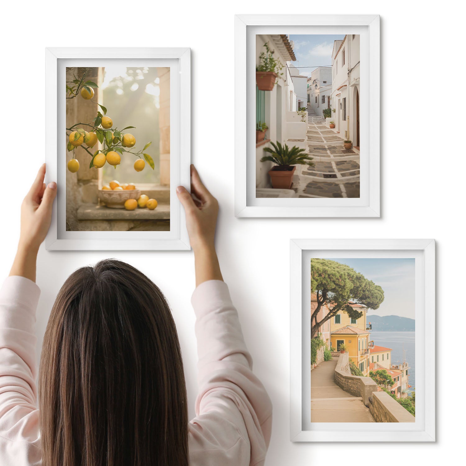 Galeria ścienna 3-częściowy komplet obrazów w białych ramach - Drzewo cytrusowe widok z okna i architektura nadmorska - ArtPrintCave