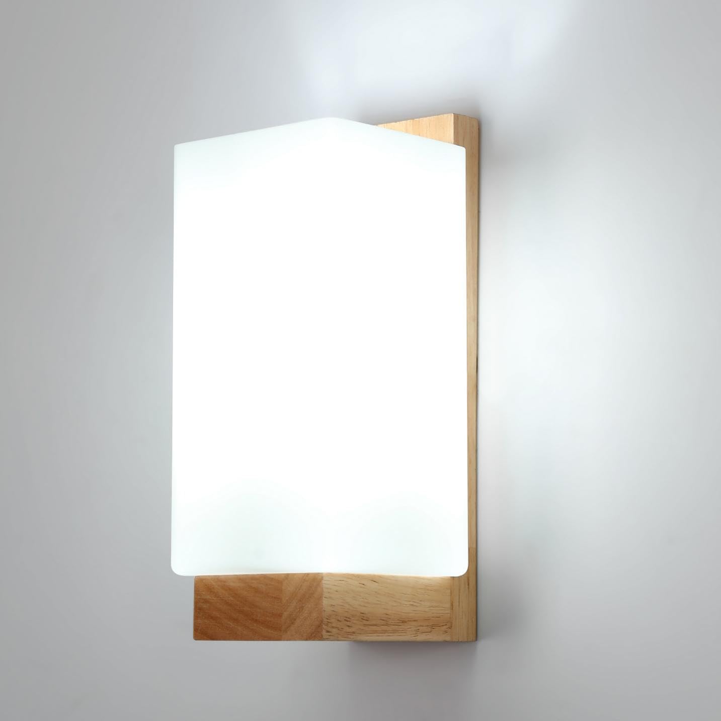 Nowoczesna lampa ścienna z drewna i szkła – białe światło – wymiary: 10 x 25 cm – nadaje się do salonów, sypialni, korytarzy i klatek schodowych.