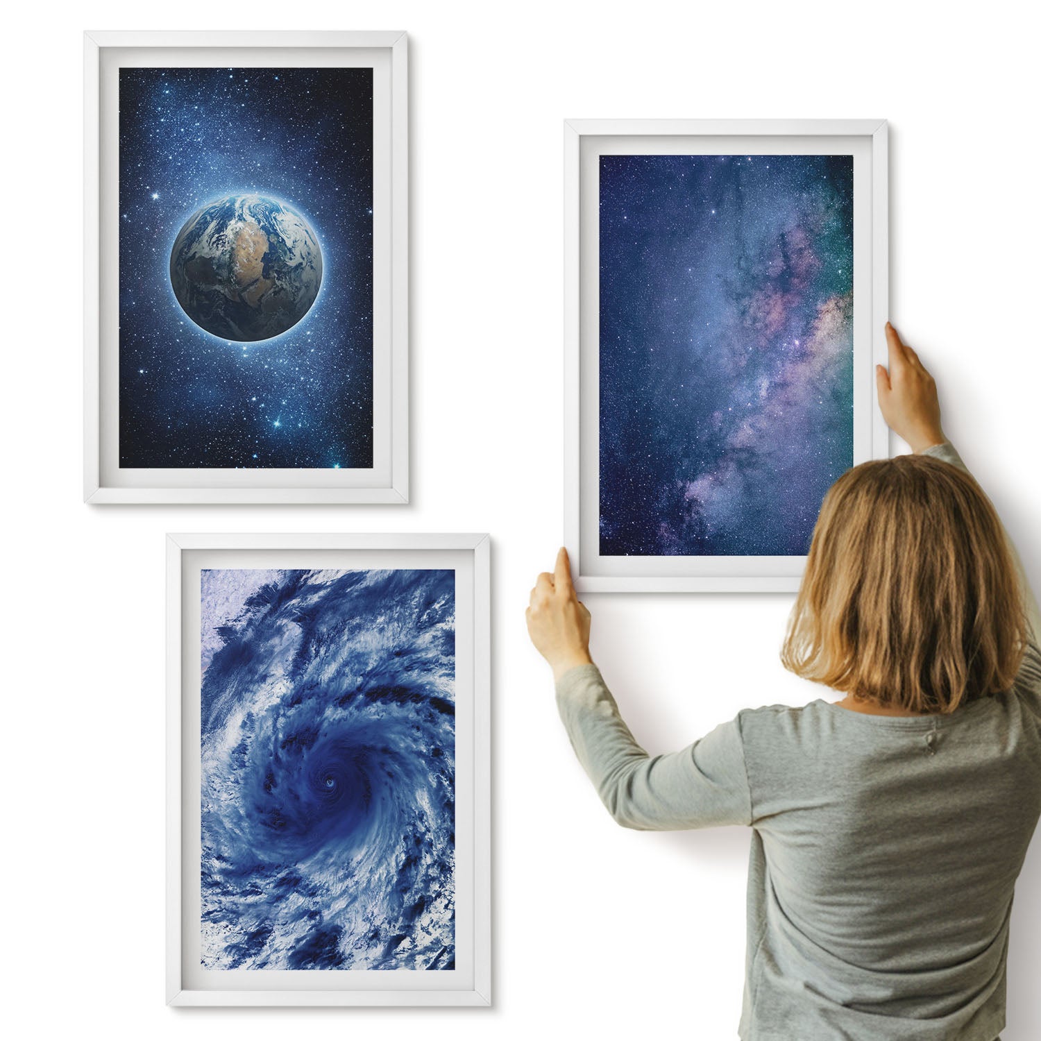 Galeria ścienna 3-częściowy komplet obrazów w białych ramach - Ziemia w kosmosie burza i galaktyka gwiazd - ArtPrintCave
