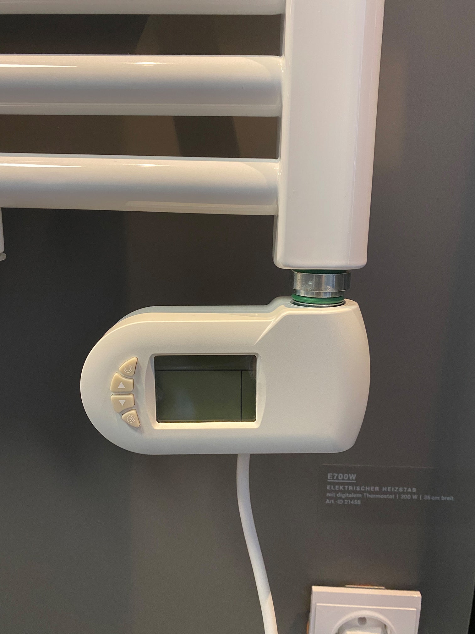 Bernstein Grzałka elektryczna E700W do grzejników łazienkowych - z termostatem cyfrowym w kolorze białym 600 watt