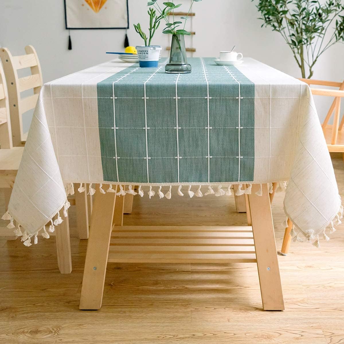 Prostokątny obrus (140x220 cm, zielono-biały) z bawełny i lnu z haftem w kratkę i frędzlami – lniany obrus do kuchni