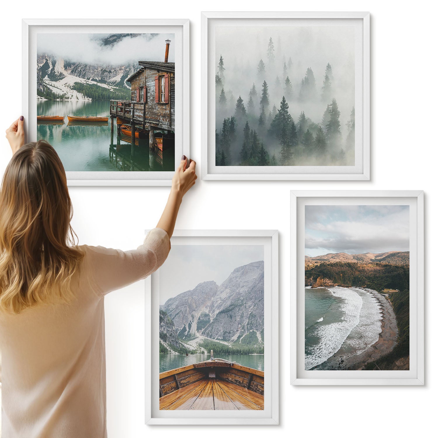 Galeria ścienna 4-częściowy komplet obrazów w białych ramach - Widok gór nad jeziorem z łodzią plaża mgła w lesie - ArtPrintCave