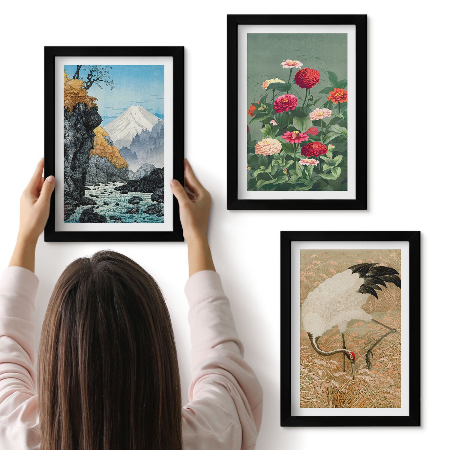 Galeria ścienna 3-częściowy komplet obrazów w czarnych ramach - Góry w krajobrazie rzeka kwiaty i żurawie w trawie - ArtPrintCave