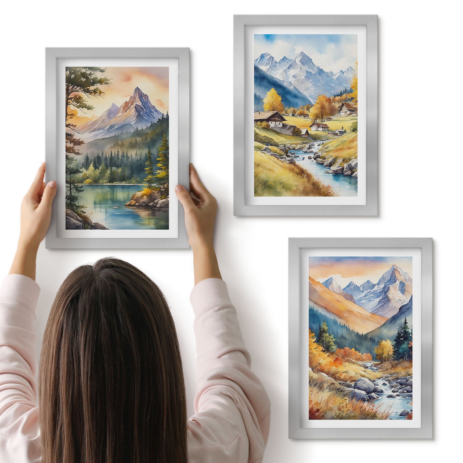 Galeria ścienna 3-częściowy komplet obrazów w srebrnych ramach - Górski krajobraz z rzeką i domkami w jesiennych barwach - ArtPrintCave