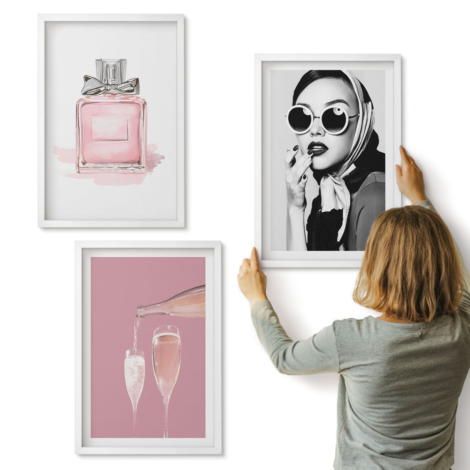 Galeria ścienna 3-częściowy komplet obrazów w białych ramach - Stylowe kobiece akcesoria w odcieniach różu - ArtPrintCave