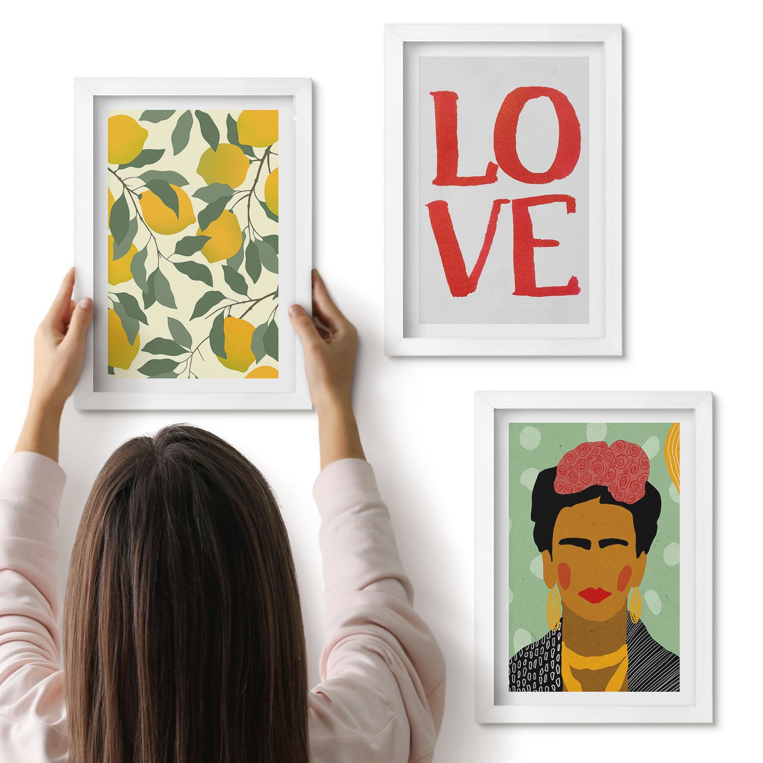 Galeria ścienna 3-częściowy komplet obrazów w białych ramach - Cytryny napis LOVE malowany portret Fridy Kahlo - ArtPrintCave
