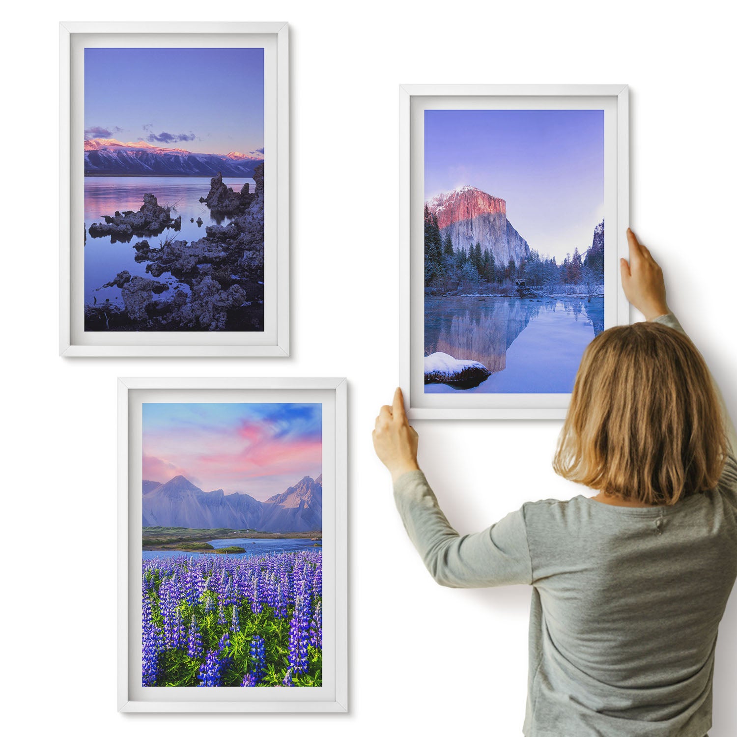 Galeria ścienna 3-częściowy komplet obrazów w białych ramach - Krajobrazy górskie z wodą niebem i polem kwiatów - ArtPrintCave