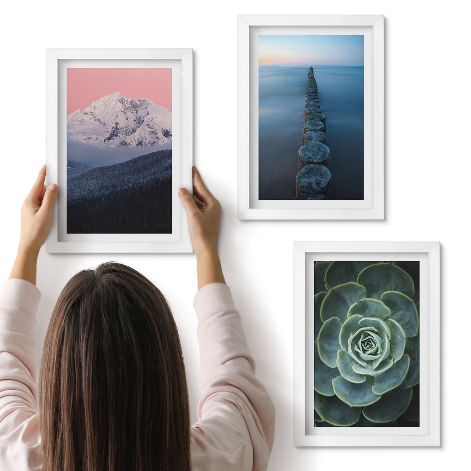Galeria ścienna 3-częściowy komplet obrazów w białych ramach - Góry z różowym niebem woda i zielony sukulent - ArtPrintCave