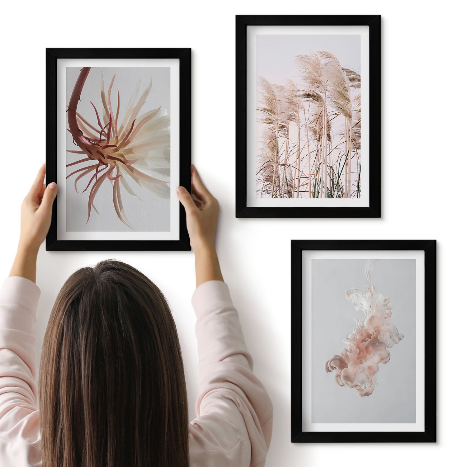 Galeria ścienna 3-częściowy komplet obrazów w czarnych ramach - Kwiaty i trawy na jasnym tle w harmonijnym zestawie - ArtPrintCave