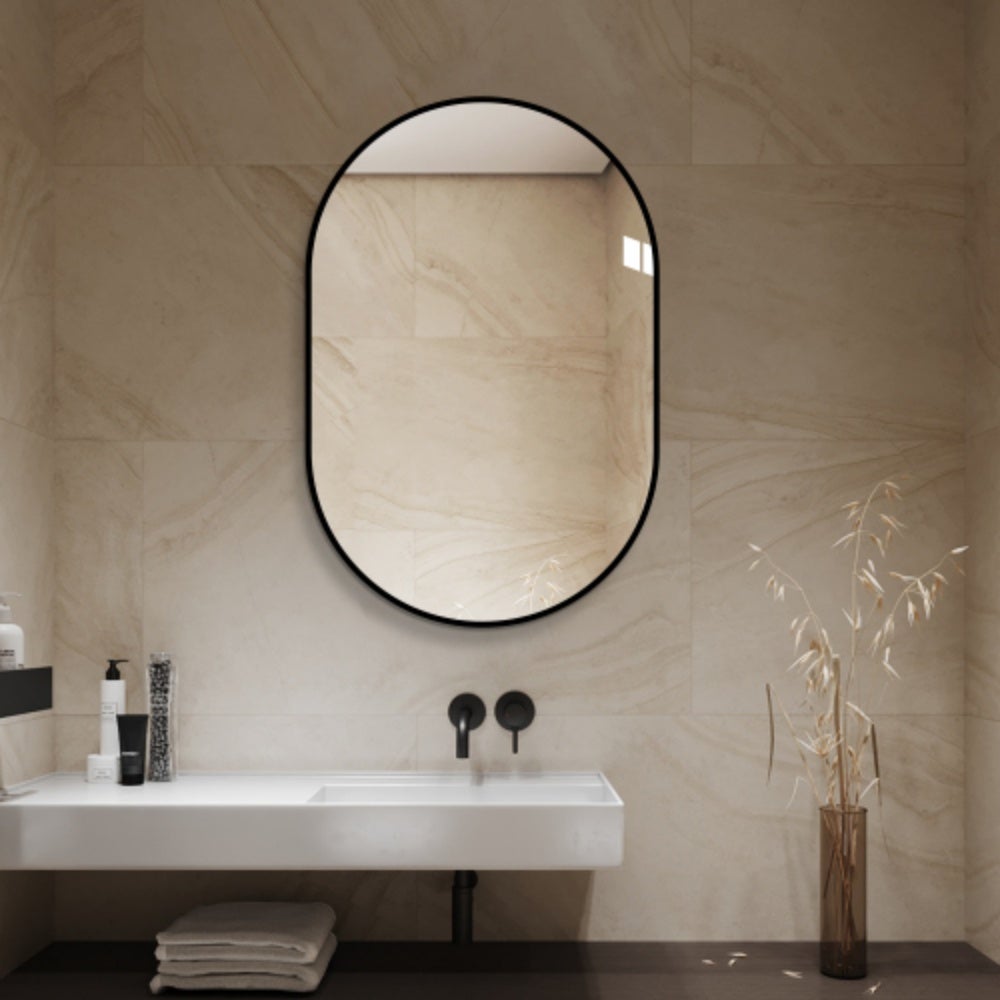 Łukowate lustro ścienne 60×90 cm z czarną aluminiową ramą – srebrne lustro HD bez miedzi