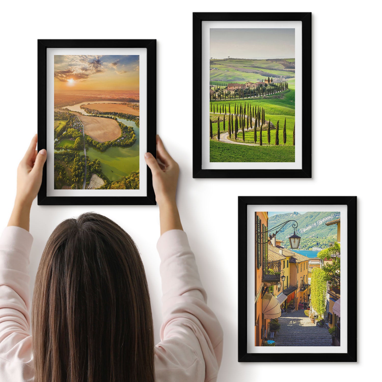 Galeria ścienna 3-częściowy komplet obrazów w czarnych ramach - Włoskie krajobrazy z rzeką wzgórzami i miejską uliczką - ArtPrintCave