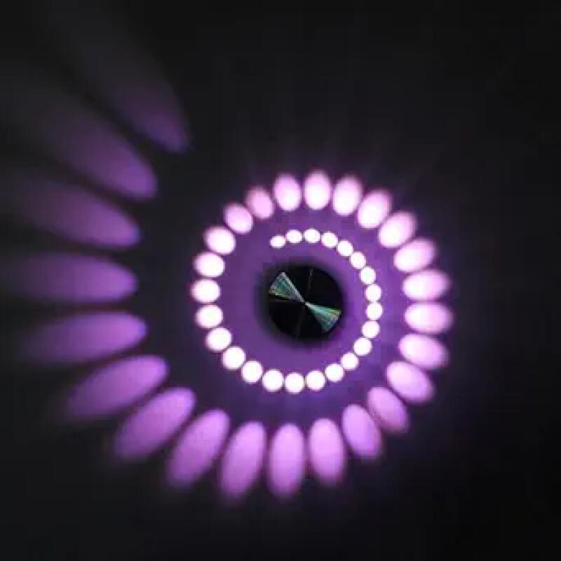 Kinkiet LED o mocy 3 W w obudowie aluminiowej – tworzy nowoczesną atmosferę w korytarzach i jadalniach – światło fioletowe.
