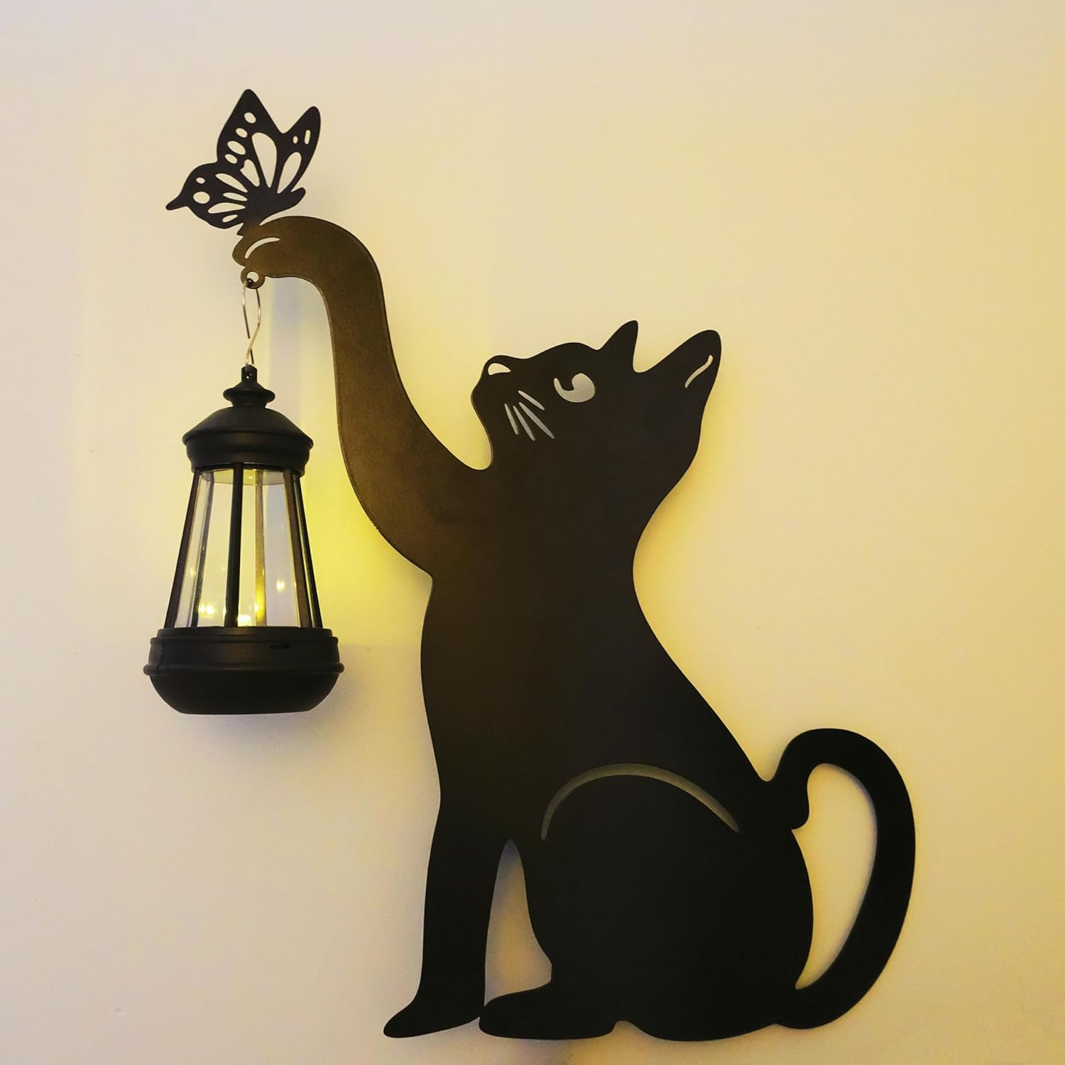 Metalowa rzeźba ogrodowa kot: lampa zewnętrzna słoneczna, ciepły blask nocny, 21,6 x 14,2 cala, (czarny wzór motyla) dla miłośników kotów