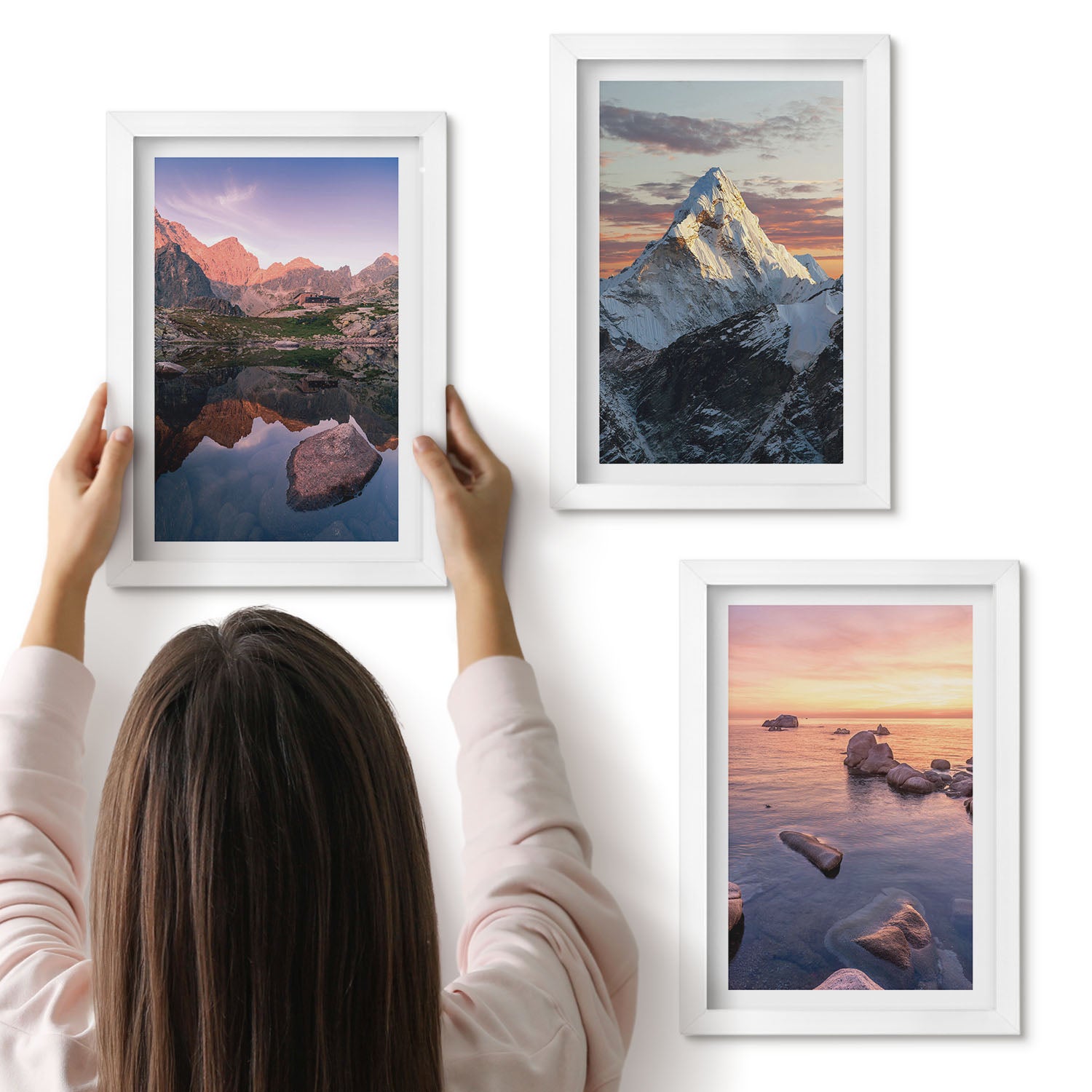 Galeria ścienna 3-częściowy komplet obrazów w białych ramach - Górskie krajobrazy z wodą i skałami w tle - ArtPrintCave