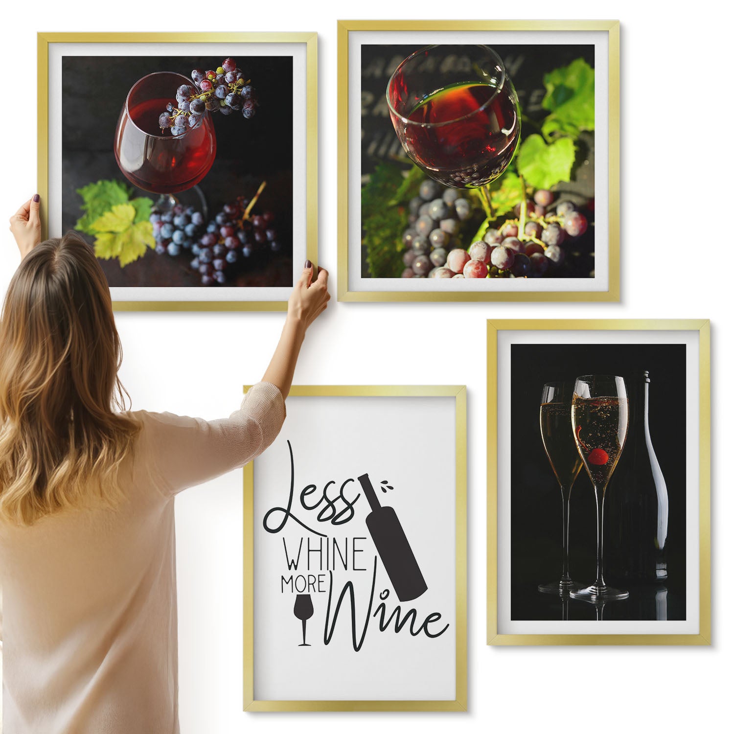 Galeria ścienna 4-częściowy komplet obrazów w złotych ramach - Kieliszki wina z winogronami i napis o winie - ArtPrintCave