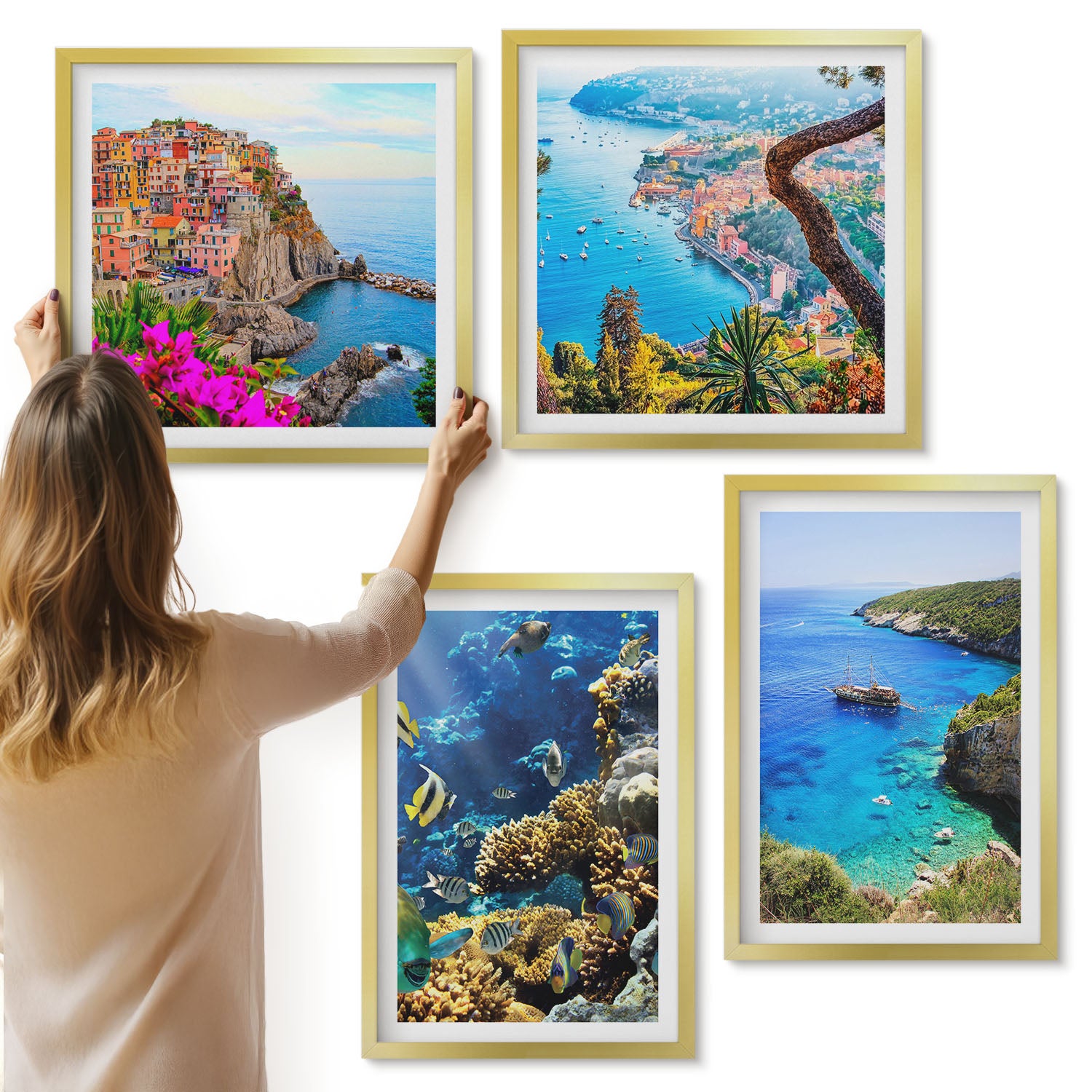 Galeria ścienna 4-częściowy komplet obrazów w złotych ramach - Widoki nadmorskie z kolorowymi domami i rafą koralową - ArtPrintCave
