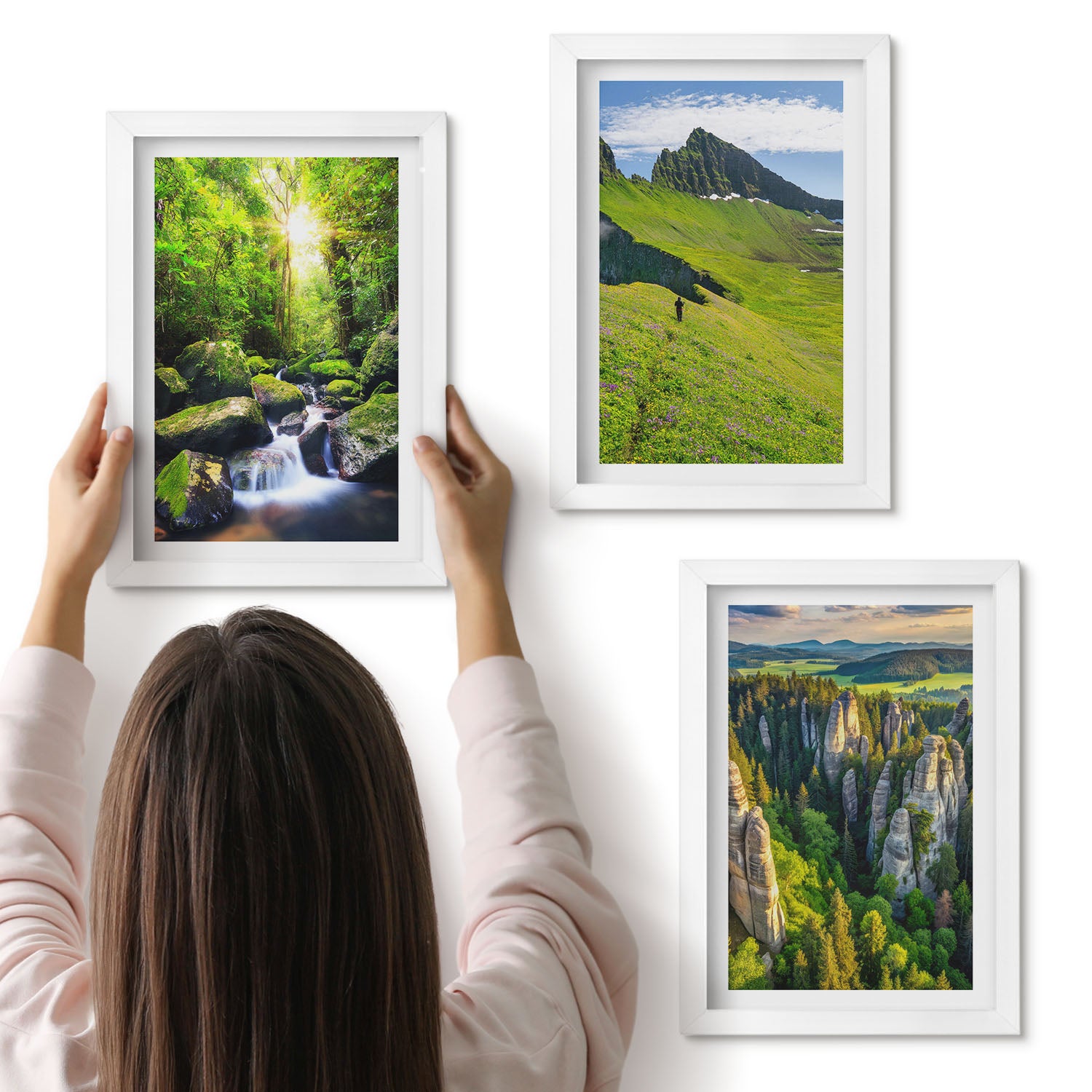 Galeria ścienna 3-częściowy komplet obrazów w białych ramach - Zielone krajobrazy górskie z wodospadem i lasem - ArtPrintCave