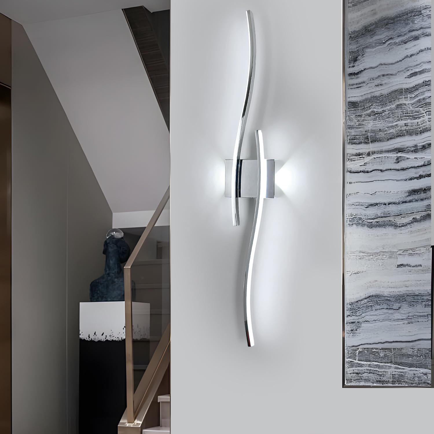 Liniowa lampa ścienna przeznaczona do stosowania wewnątrz pomieszczeń, np. w sypialniach, korytarzach i klatkach schodowych (długość 60 cm, kolor bia