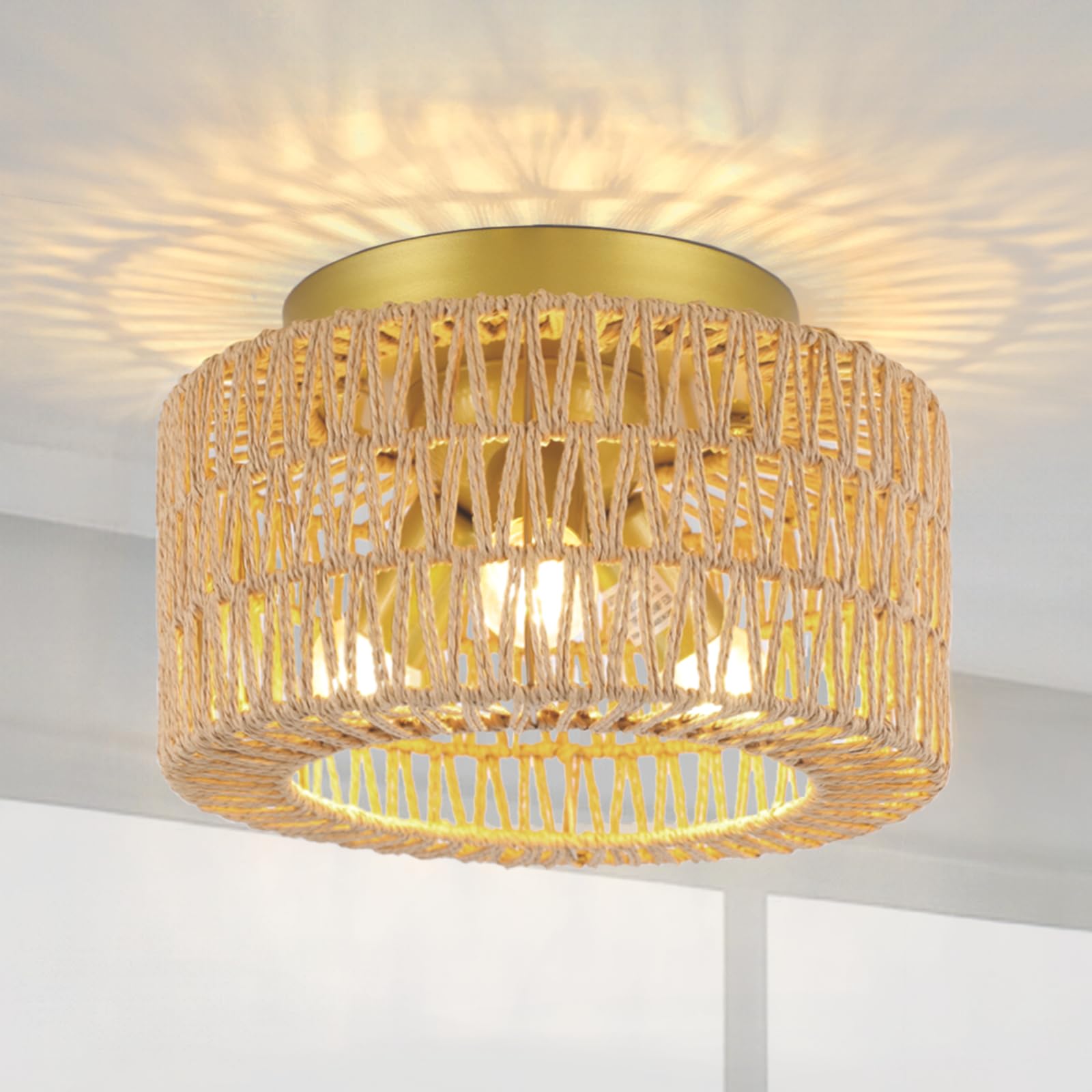 Nowoczesna lampa sufitowa wpuszczana w stylu wabi sabi z plecionego rattanu w kolorze złotym khaki z trójkolorową żarówką bazową