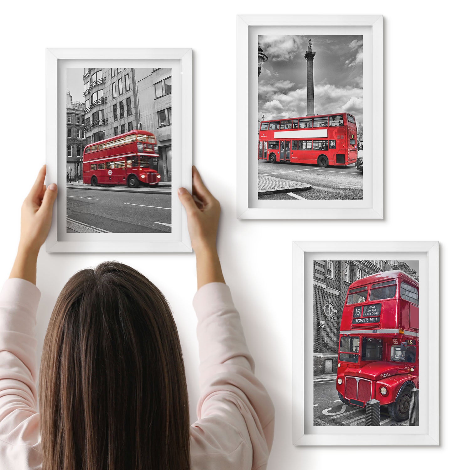 Galeria ścienna 3-częściowy komplet obrazów w białych ramach - Czerwone autobusy w miejskim krajobrazie Londynu - ArtPrintCave