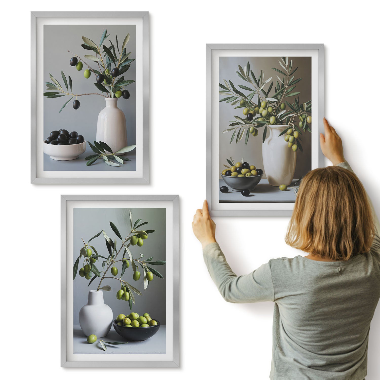 Galeria ścienna 3-częściowy komplet obrazów w srebrnych ramach - Oliwki w wazonach na tle stonowanych kolorów - ArtPrintCave