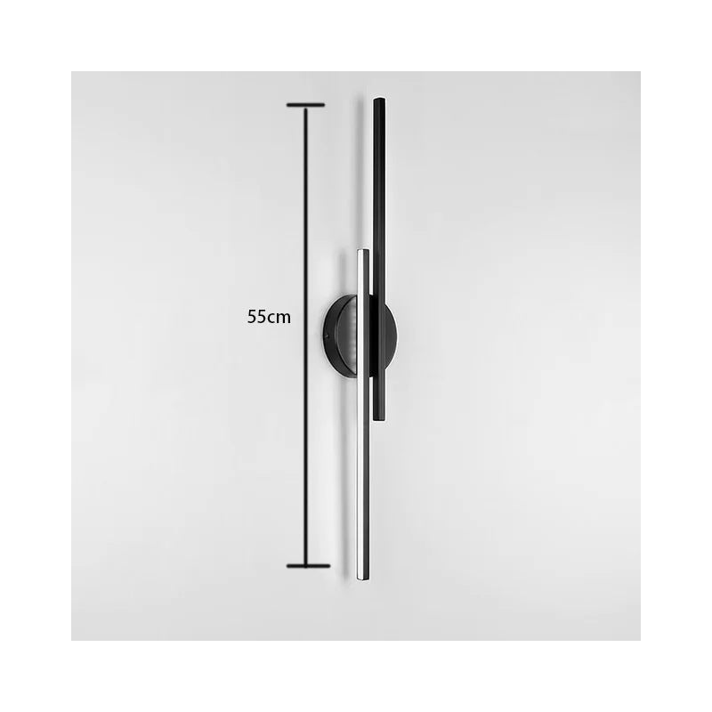 Lampa o równoległych liniach sprawdzi się w sypialniach, salonach, hotelach, na klatkach schodowych i korytarzach (długość 71 cm, kolor czarny, oświe