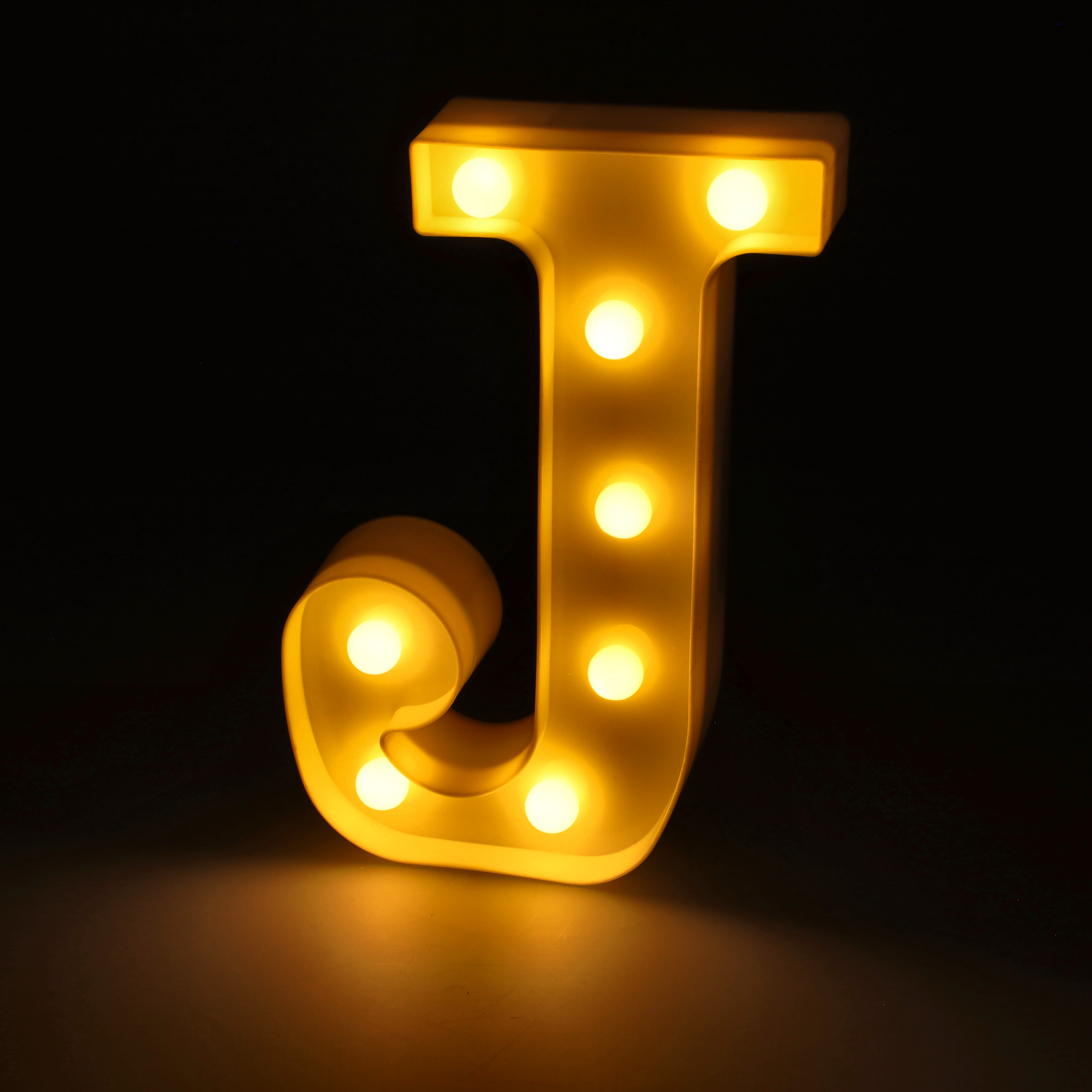Litera LED "J" podświetlana ciepłym białym światłem, wysokość 22 cm, zasilanie bateryjne 2*AA