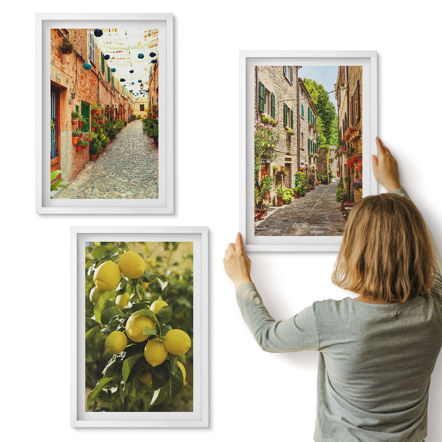 Galeria ścienna 3-częściowy komplet obrazów w białych ramach - Urokliwe uliczki z kwiatami i cytrynami w tle - ArtPrintCave