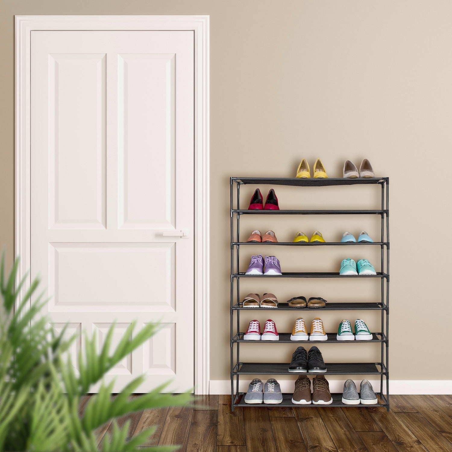 Szafka na buty z materiałowymi półkami o oszczędzającej miejsce konstrukcji
