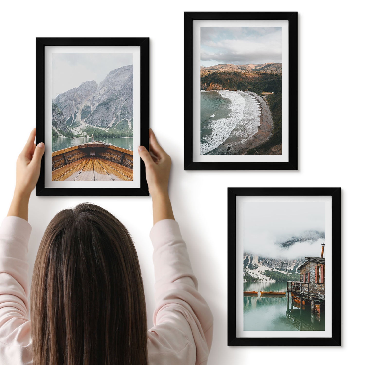 Galeria ścienna 3-częściowy komplet obrazów w czarnych ramach - Widok gór nad jeziorem z łodzią i plażą pejzaże - ArtPrintCave